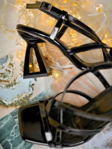 Marshetta Shoes Only Siyah Rugan Üçgen Topuklu Küt Burun Açık Ayakkabı